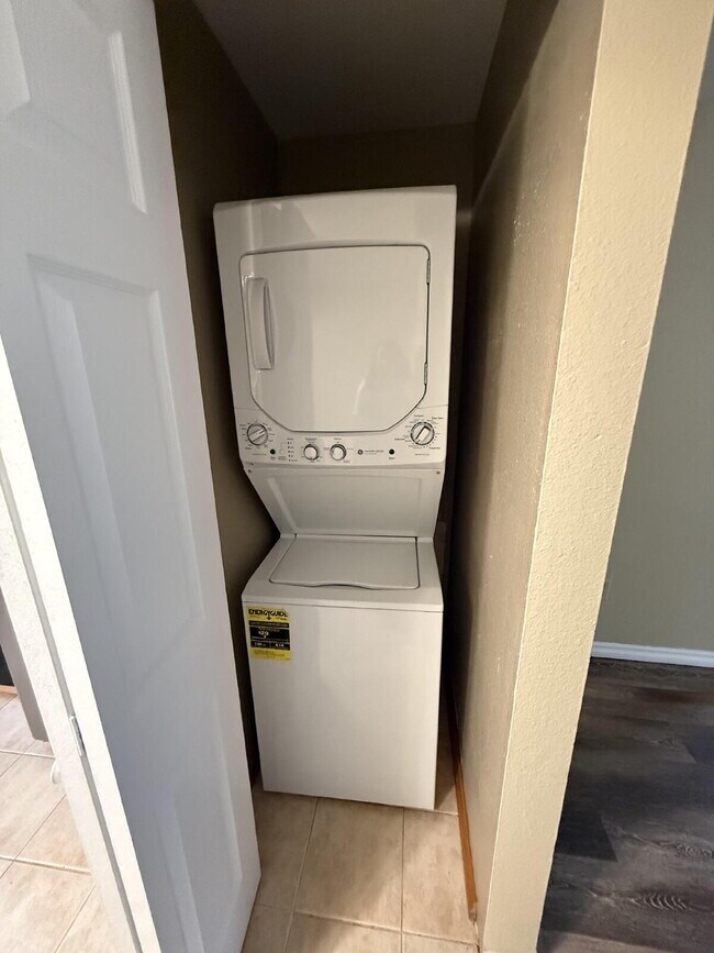 Building Photo - Fairwood Condo Available NOW!