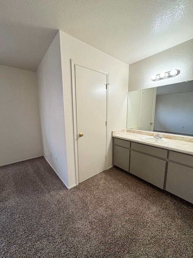 Building Photo - MA348