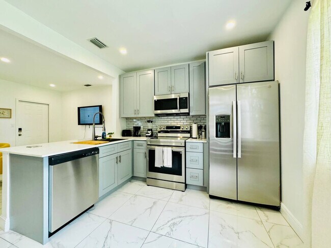 Building Photo - 133 SW 22nd Terrace