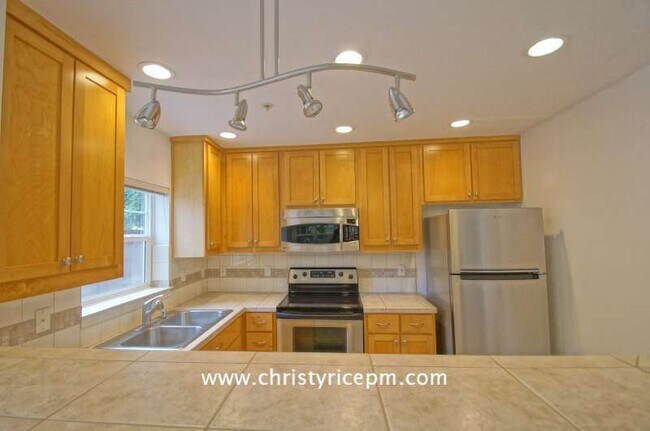 Building Photo - 4315 Issaquah-Pine Lake Rd SE