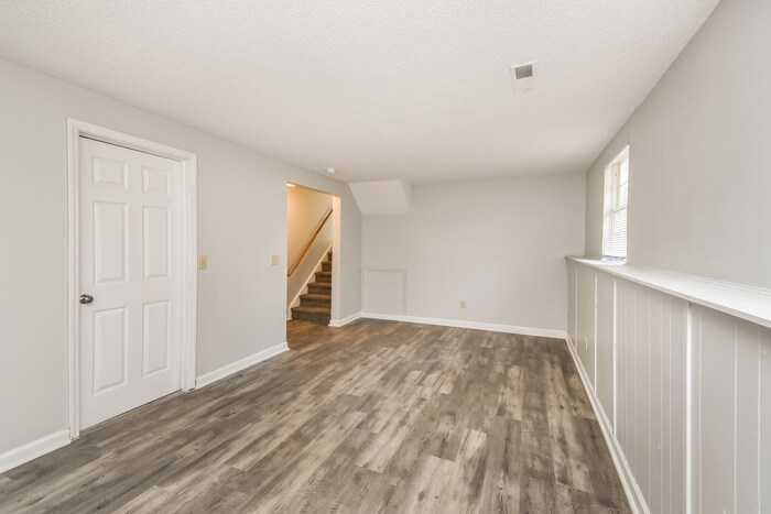 Building Photo - 124 Raintree Dr