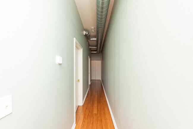 Building Photo - 950 W Leland Ave