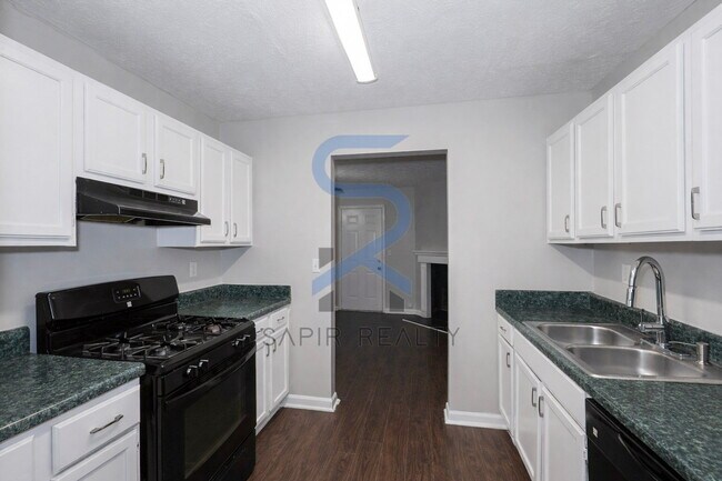 Building Photo - Move-In Ready & Freshly Updated – Stylish 2 Beds,2.5 Bath in the Heart of Cobb