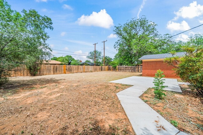 Building Photo - Open Concept 3/2/2, Minutes from LCU & Medical