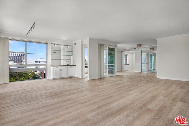 Building Photo - 320 N Maple Dr