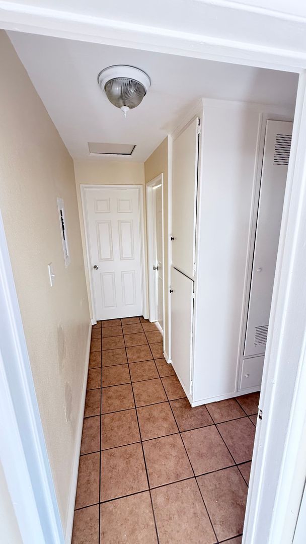 Building Photo - 1 MONTH FREE- 2 bedroom 1 bath unit available.