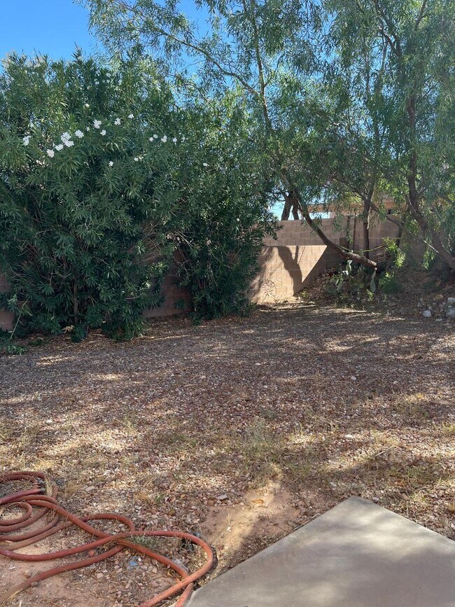 Building Photo - 2423 S Cybil Ave