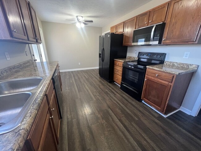 Building Photo - Four bedroom home in Plum Springs with fully finished basement