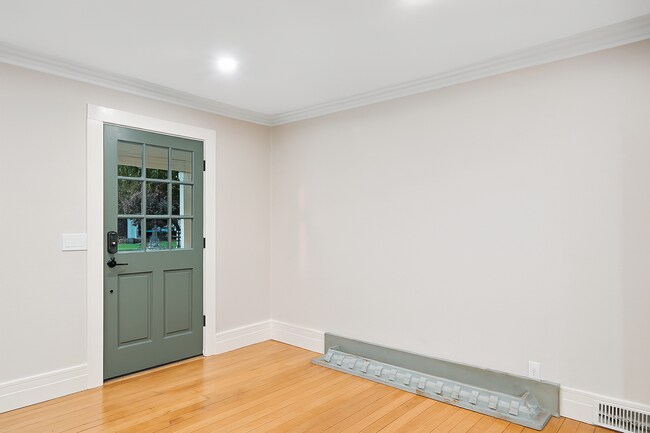 Building Photo - Charming Downtown Home!