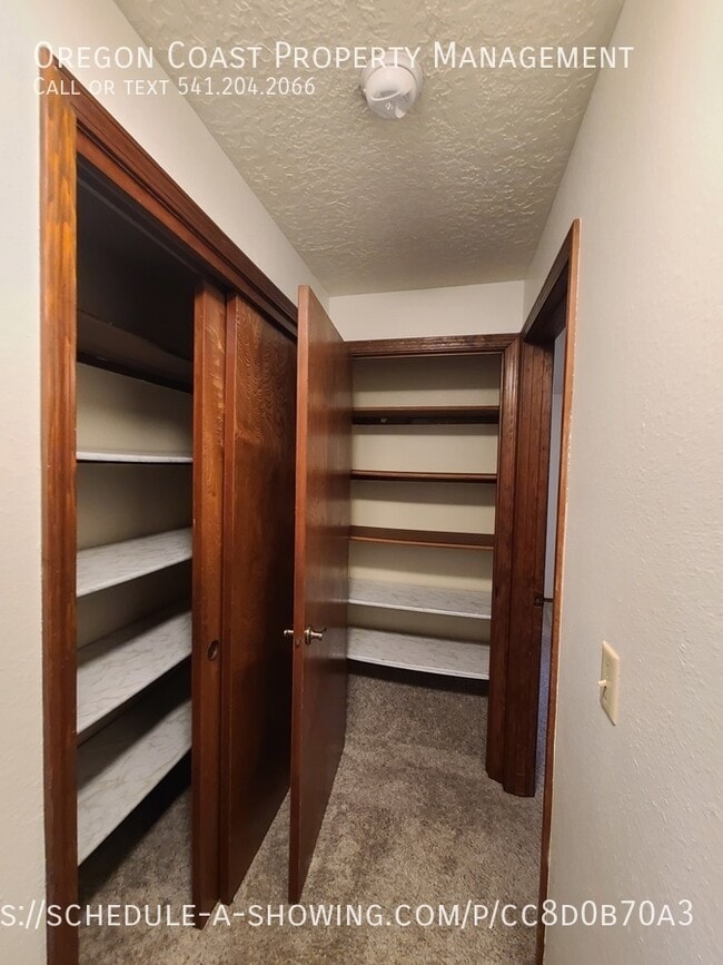 Building Photo - 835 Manzanita Ave