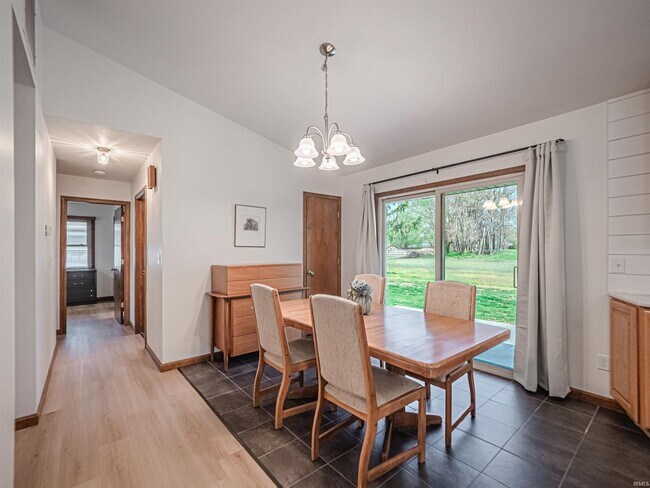 Building Photo - 6166 River Bluff Dr