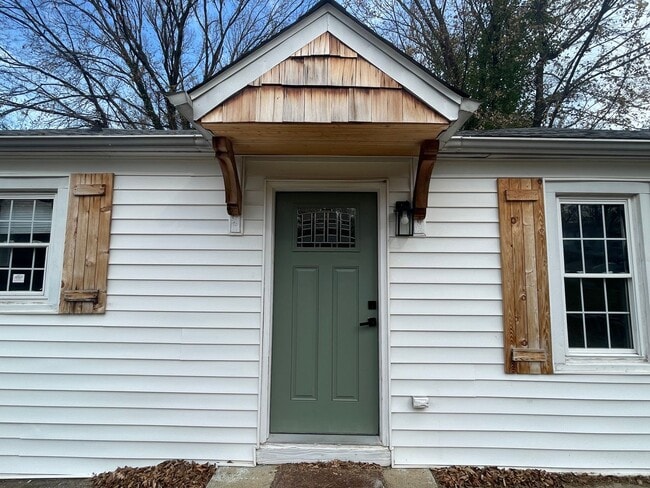 Building Photo - 2 Bedroom Pet Friendly Home For Rent Near Madison Street!