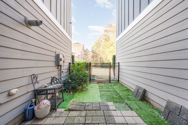 Building Photo - Impressive Townhome in Popular Five Points - Inside the Beltline Location