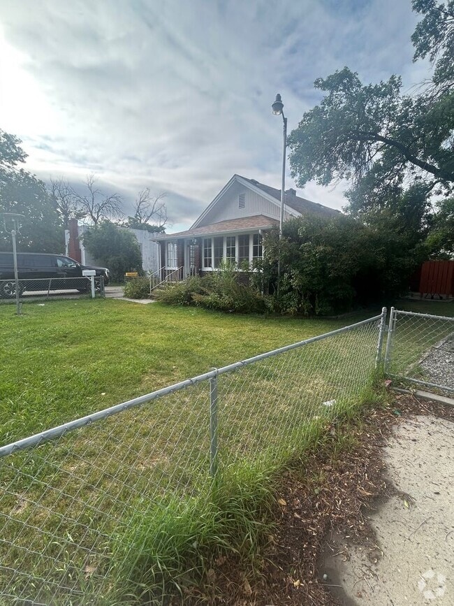 Building Photo - Charming 2-Bed, 2-Bath Home with Garage, F...