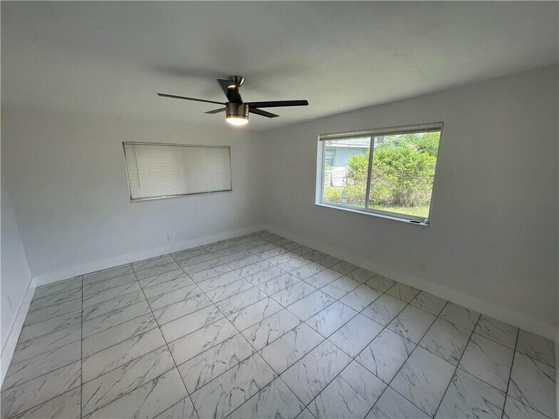 Building Photo - 1131 NW 15th Ct