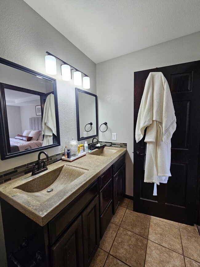 Building Photo - 4 BED | 3 BATH | SPLIT-FOYER HOME | DOUBLE...