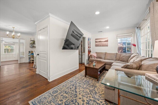 Building Photo - 3733 Charleswood Ave