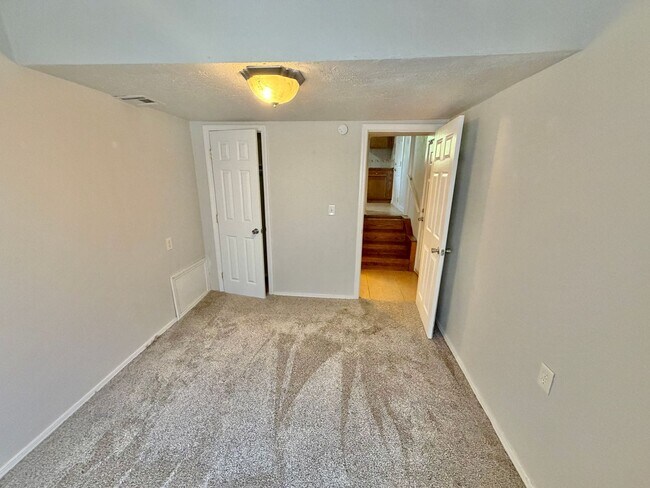 Building Photo - 4 Bedroom home!