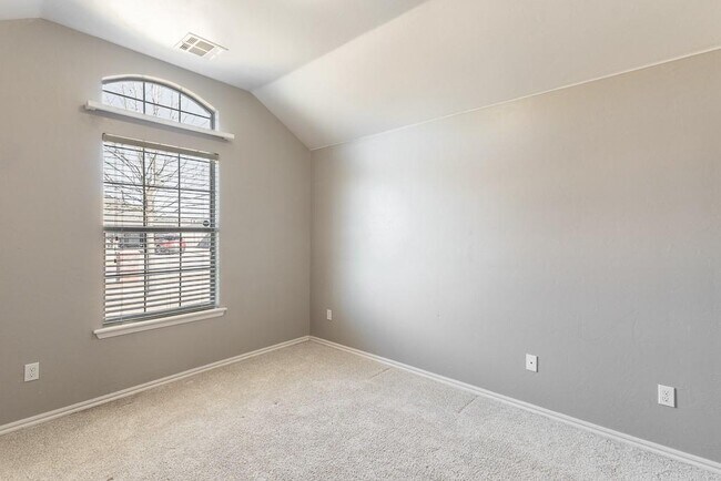 Building Photo - 808 Canyon Dr