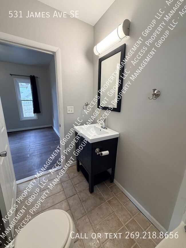 Building Photo - 531 James Ave SE