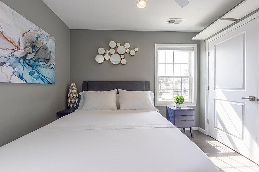 Building Photo - 201 Catherine St