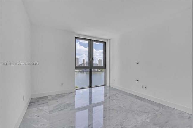 Building Photo - 1331 Brickell Bay Dr