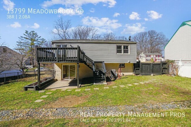 Building Photo - 3 Bed Single Family Home w/ Fenced in Back...