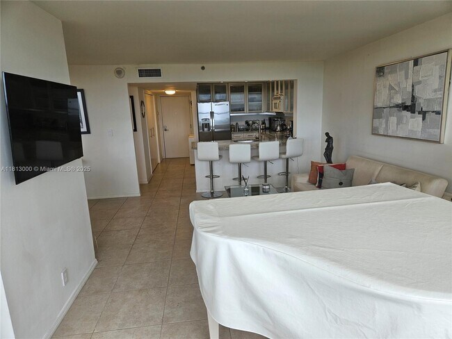 Building Photo - 2555 Collins Ave