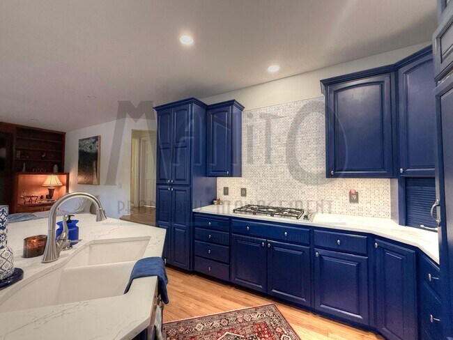 Building Photo - Elegant & Sprawling South Hill Home