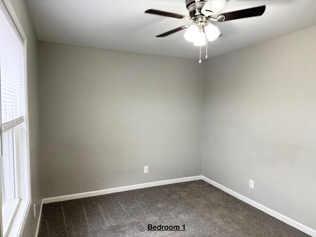 Building Photo - Just listed!