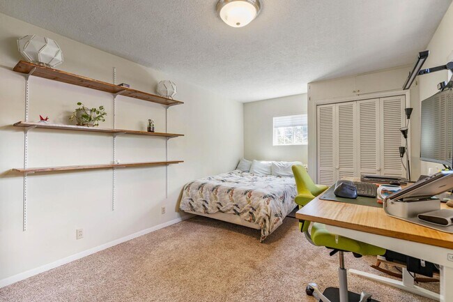 Building Photo - Charming 3-bdrm/2-bath Mid-Century ranch—A...