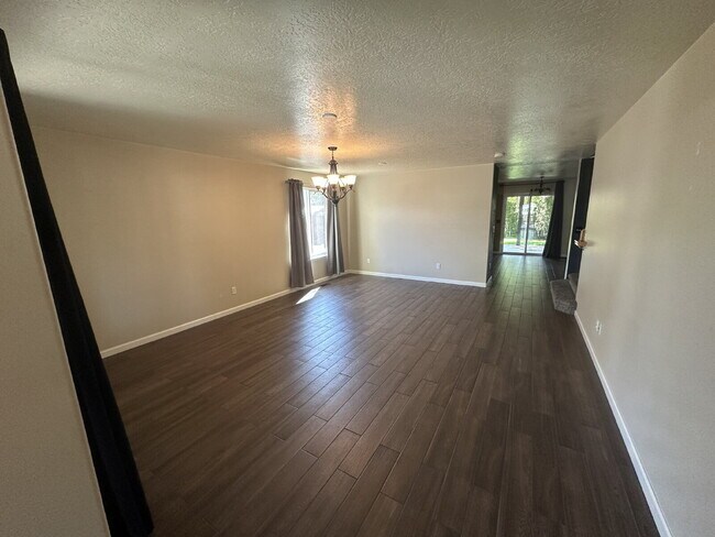 Building Photo - "Spacious 4-Bedroom Gem with 2.5 Bathrooms...