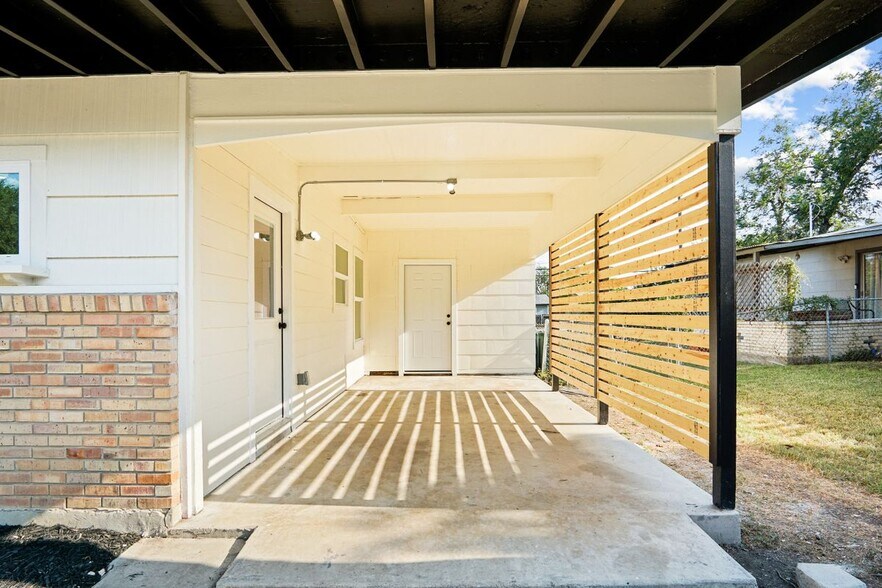 Building Photo - 462 Springwood Ln