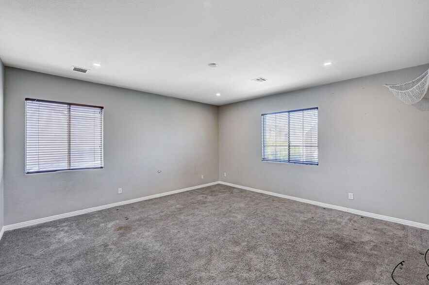 Building Photo - 8125 Chestnut Hollow Ave