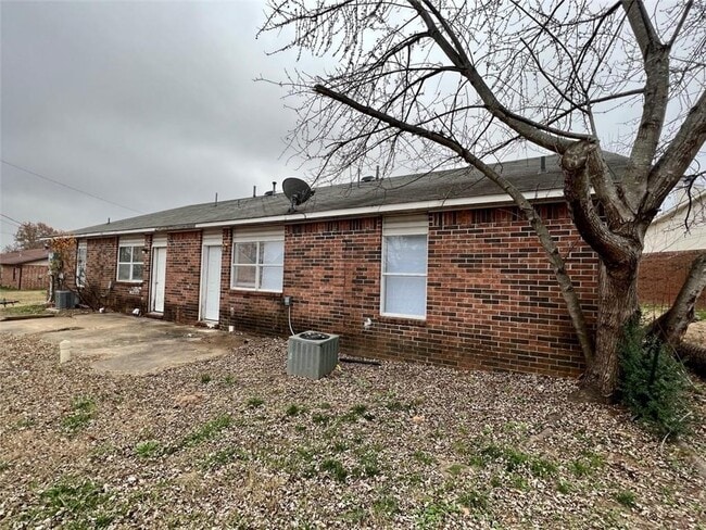 Building Photo - 2443 W Magnolia St