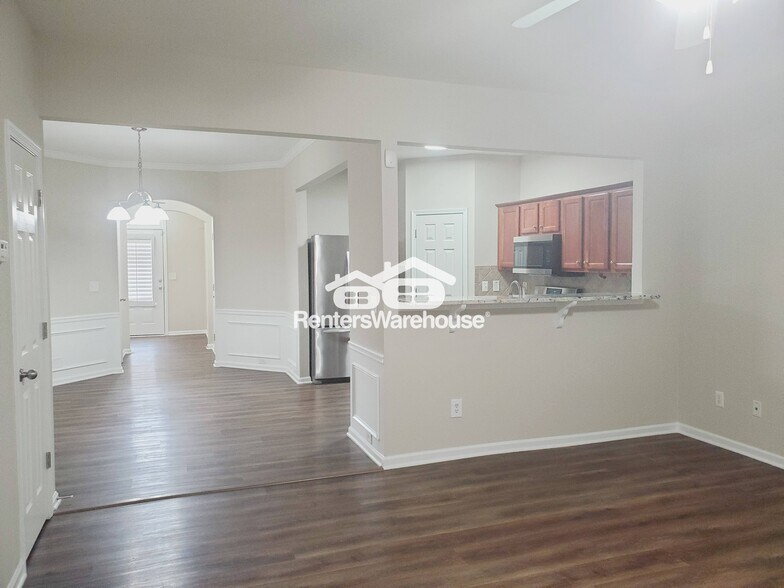 Building Photo - 2089 Lakeshore Overlook Dr