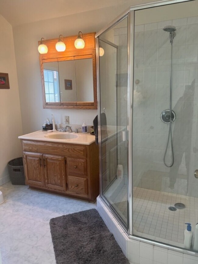 Building Photo - Beautiful, Spacious Rockridge Home!