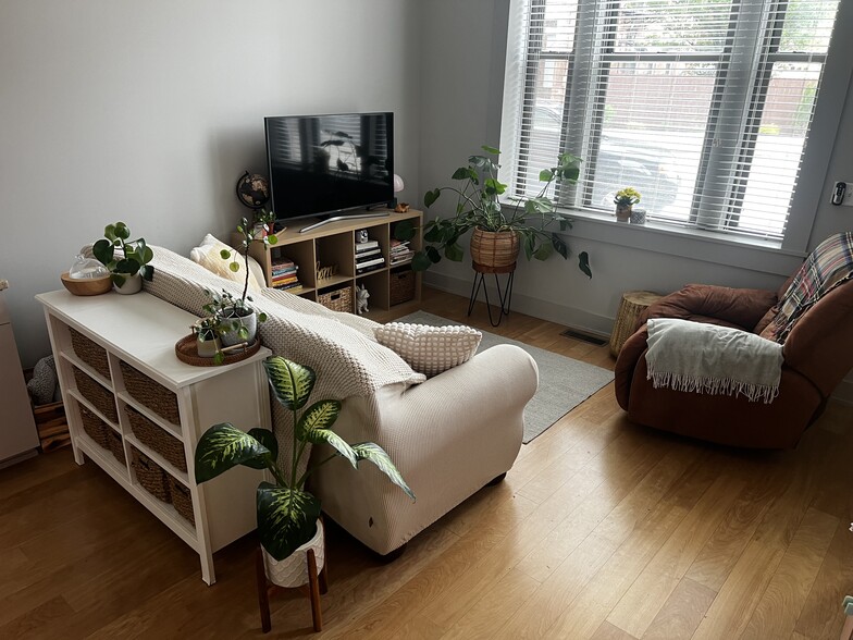 Living room/ den - 2813 Colerain Ave