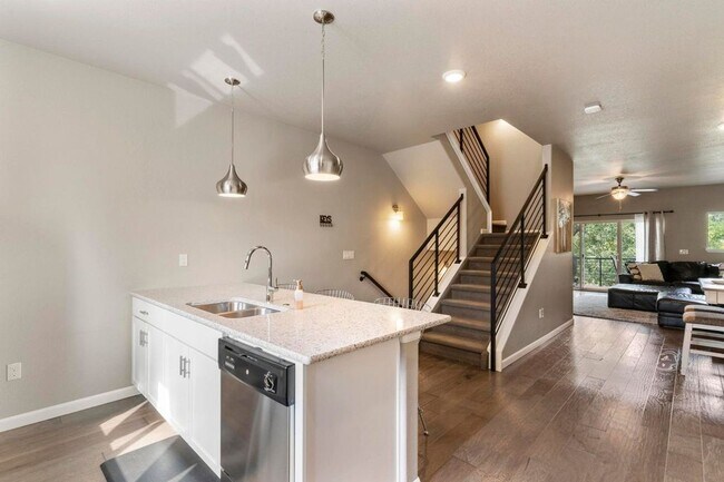 Building Photo - Luxury Townhouse, Minutes from Downtown