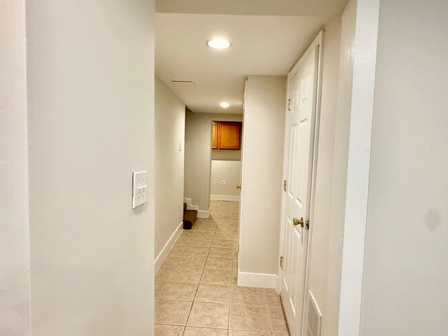 Building Photo - 3 bed 2 bath - Parking!!!  Pets Welcome!!!