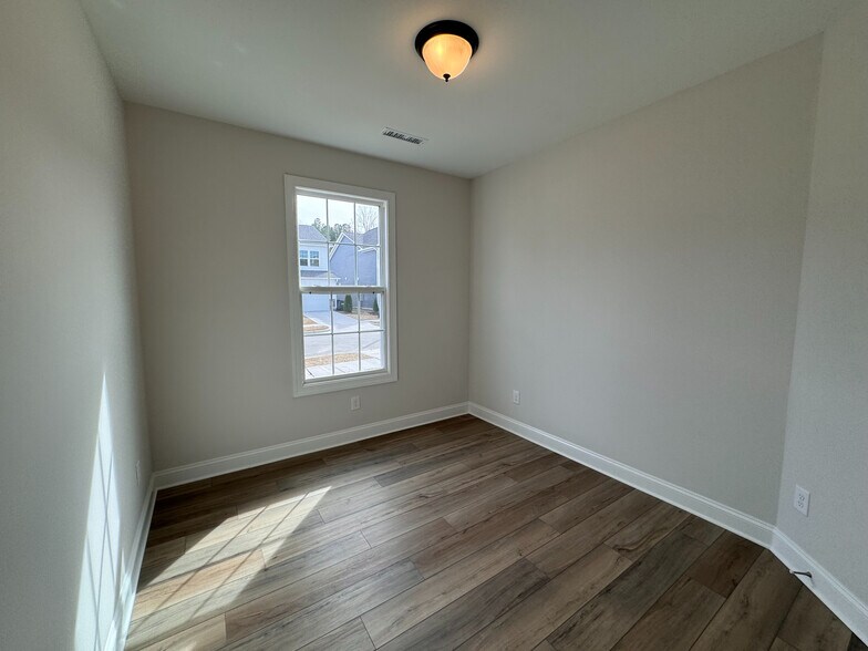Building Photo - Room in House on Greatland Rd