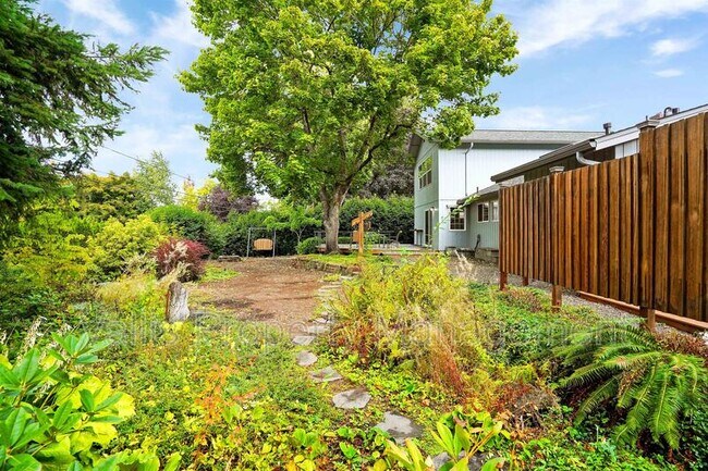 Building Photo - 3385 Camellia Dr S