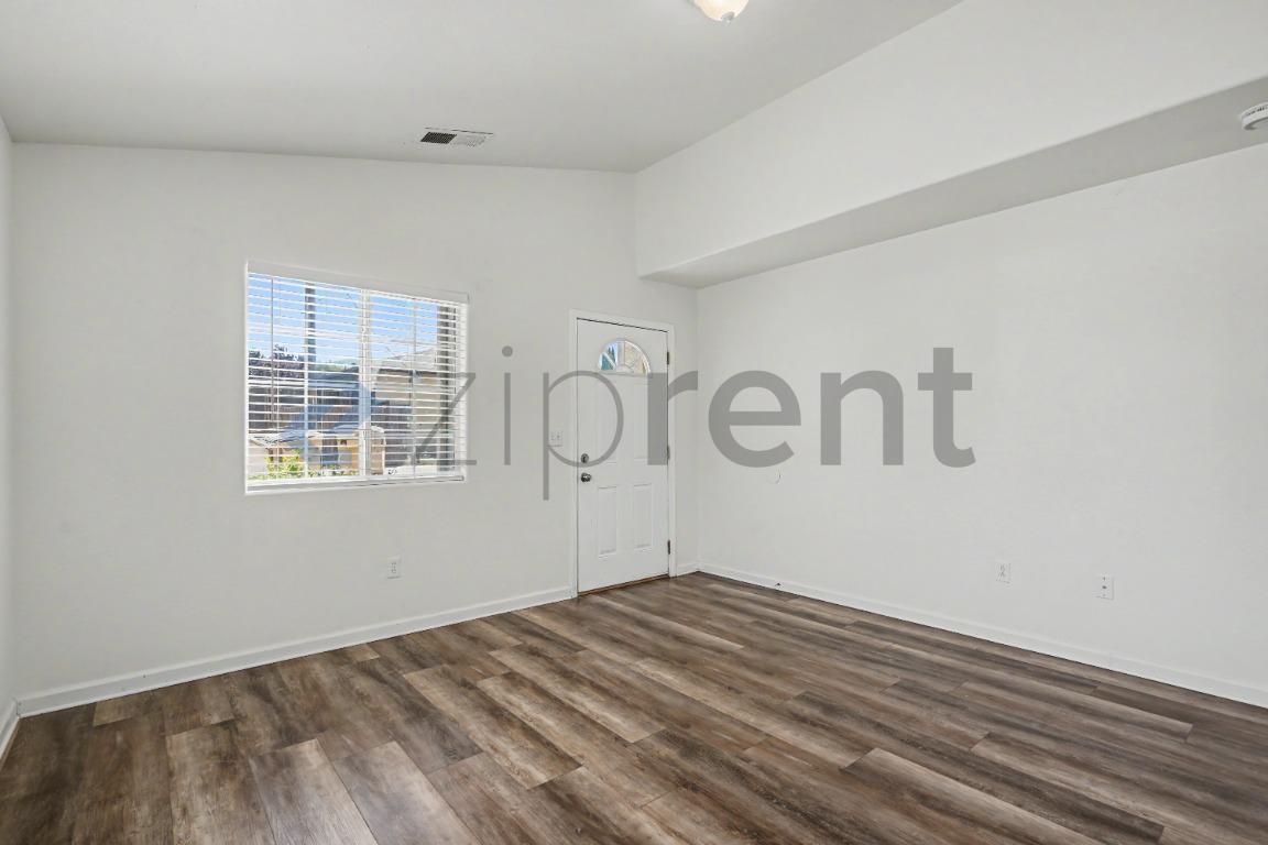 Building Photo - Unit D
