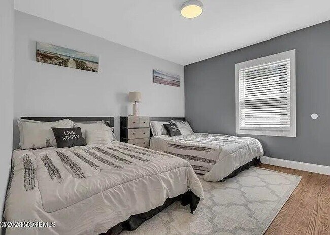 Building Photo - 1143-1145-1145 Roe Ave