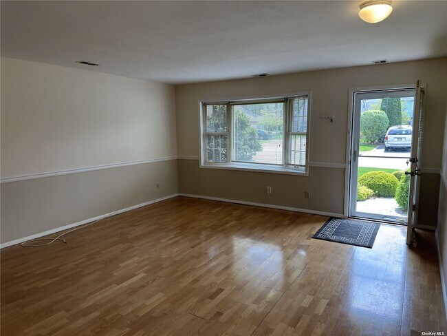 Building Photo - 12 Sandy Hill Rd