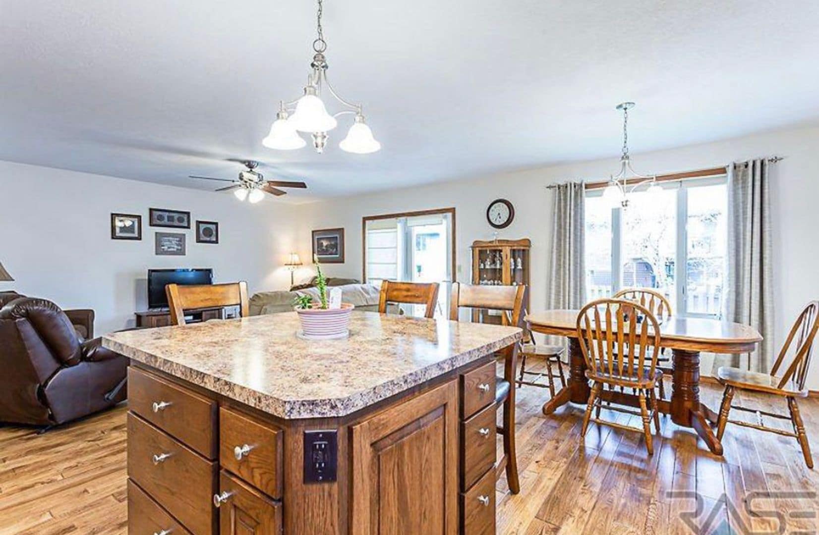 Building Photo - 2720 S Maywood Dr