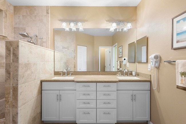 Building Photo - Beautiful Fully Furnished 3/2 Bouchelle Is...