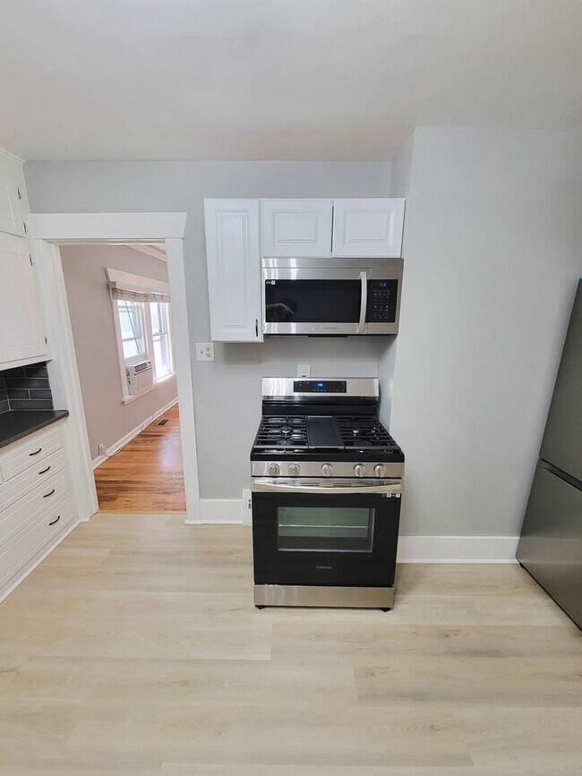 Building Photo - 2 bedroom 1 bath Berkley Apartment for rent