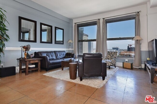 Building Photo - 108 W 2nd St