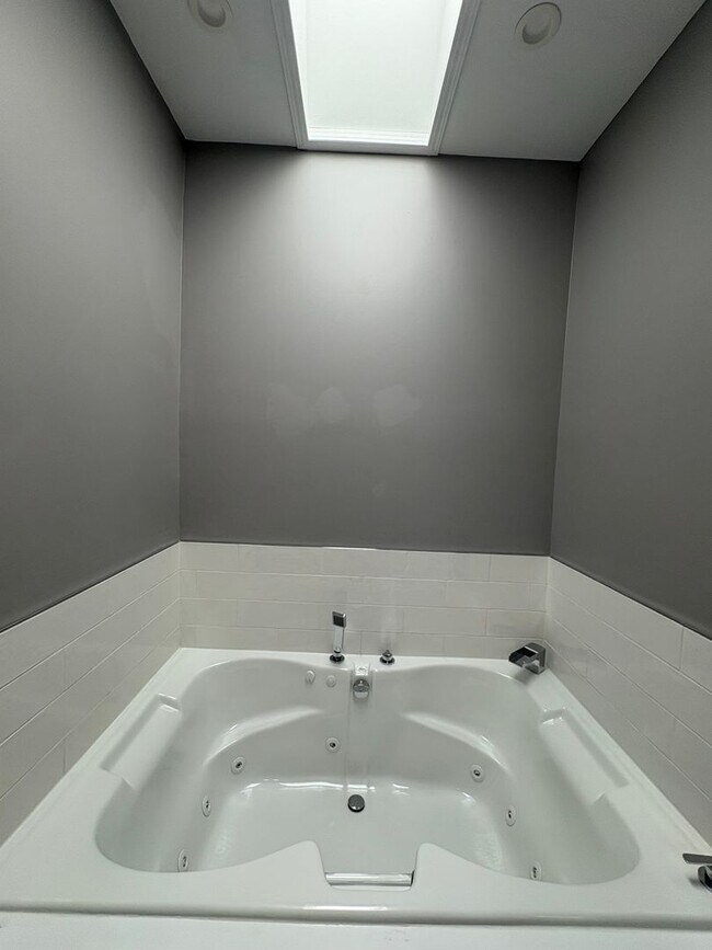 Building Photo - Welcome to your new home in the heart of S...
